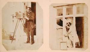 Autoritratto a sinistra ed Emma Thomasina Llewelyn che stampa un negativo su carta al sole a destra da John Dillwyn Llewelyn