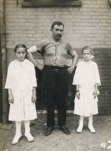 Un operaio e le sue figlie, Kensington, Filadelfia da John Frank Keith