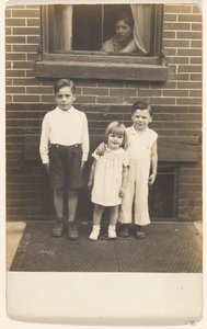 [Ritratto di tre bambini]