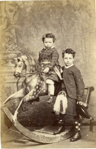 Bambina su cavallo a dondolo con bambino in kilt in piedi, 1860s da John Horsburgh