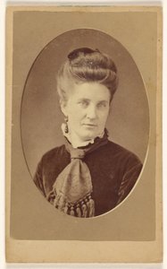 [Donna non identificata, stampata in stile quasi ovale].