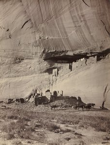Rovine delle abitazioni rupestri, Cañon de Chelly, Arizona, c. 1879-1881 da John K. Hillers