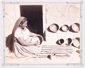 Donna che lucida ceramiche da John K. Hillers