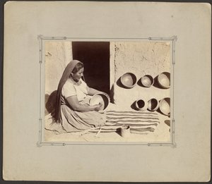 Donna che lucida ceramiche da John K. Hillers