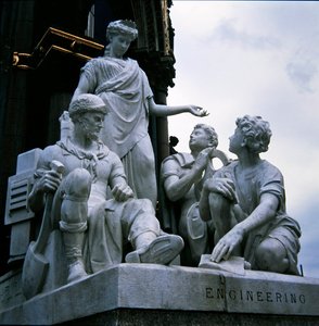Ingegneria, gruppo scultoreo del Memoriale di Albert, completato nel 1876 da John Lawlor