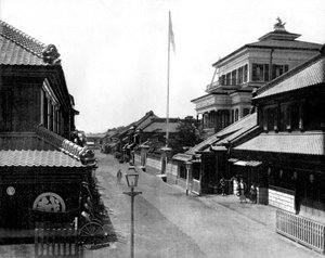 Una strada di Tokyo in Giappone, foto di John Lawson Stoddard (1850-1931) Viaggiatore e conferenziere, pubblicazione educativa per Chicago