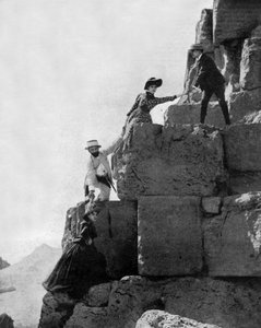 Ascesa della grande piramide di Cheope a Giza, Egitto, c. 1890