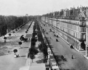 Via Rivoli a Parigi, a sinistra: giardino delle Tuileries, sullo sfondo: Arco di Trionfo, c. 1900