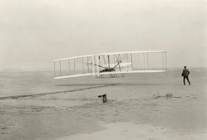 Il Wright Flyer I effettua il suo primo volo di 120 piedi in 12 secondi, a Kitty Hawk, North Carolina da John T. Daniels