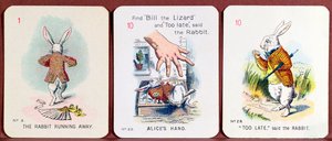 Tre carte della famiglia felice raffiguranti personaggi di Alice nel Paese delle Meraviglie di Lewis Carroll