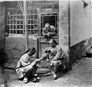 Cina, il pedicure, c.1870 (foto) da John Thomson