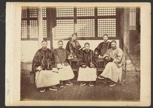 [Ritratto di gruppo di uomini] da John Thomson