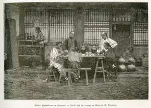 Gli artigiani di un laboratorio di cloisonné a Pechino. Incisione da una fotografia di M. Thomson per illustrare il viaggio a Pechino e nel Nord della Cina, di T. Choutze, nel 1873, pubblicato in "Le tour du monde" 1876, a cura di Edouard Charton, edizione da John Thomson