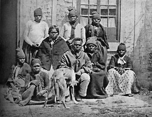 Un gruppo degli ultimi abitanti della Tasmania in abiti europei, 1902 da John Watt Beattie
