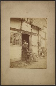 [Uomo seduto che beve da un boccale nel portone aperto] da John Whistler