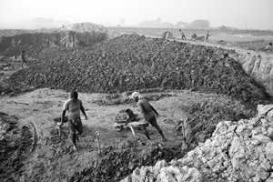 Fabbriche di mattoni a Kolkata, India, 2016 (foto) da Jon Nicholson
