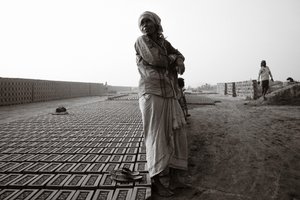 Fabbriche di mattoni a Kolkata, India, 2016 (foto) da Jon Nicholson