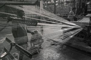 Fabbrica di iuta, Kolkata, India, 2017 (foto) da Jon Nicholson