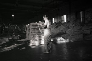 Fabbrica di iuta, Kolkata, India, 2017 (foto) da Jon Nicholson