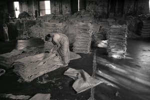Fabbrica di iuta, Kolkata, India, 2017 (foto) da Jon Nicholson