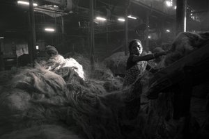 Fabbrica di iuta, Kolkata, India, 2017 (foto) da Jon Nicholson
