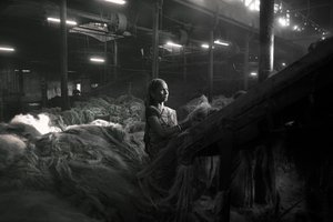 Fabbrica di iuta, Kolkata, India, 2017 (foto) da Jon Nicholson