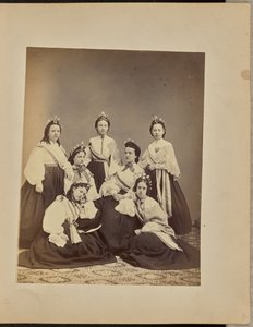 [Ritratto di gruppo di donne con corone e fusciacche]. da Jordan H. Abbott