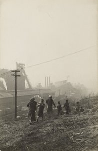 [Donne vicino al complesso industriale]