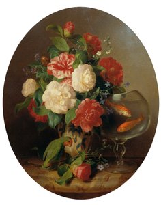 Composizione floreale con vaso di pesci rossi