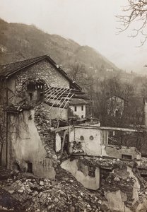 Album "Meine weltkriegs - Erinnerungen South-West Front (Carinzia, Italia, Trentino-Alto Adige) 31/03/1915-12/11/1918 - Josef Zohles Wien": macerie di una casa da Josef Zohles