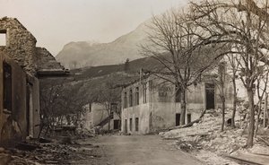 Album "Meine weltkriegs - Erinnerungen South-West Front (Carinzia, Italia, Trentino-Alto Adige) 31/03/1915-12/11/1918 - Josef Zohles Wien": macerie a Bovec da Josef Zohles