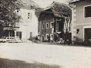 Album "Meine weltkriegs - Erinnerungen South-West Front (Carinzia, Italia, Trentino-Alto Adige) 31/03/1915-12/11/1918 - Josef Zohles Wien": piazza con macerie da Josef Zohles