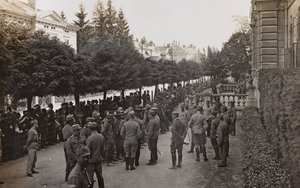 Album "Meine weltkriegs - Erinnerungen South-West Front (Carinzia, Italia, Trentino-Alto Adige) 31/03/1915-12/11/1918 - Josef Zohles Wien": soldati con molti prigionieri