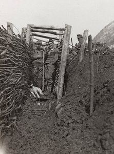 Album "Meine weltkriegs - Erinnerungen Front Sud-Ovest (Carinzia, Italia, Trentino-Alto Adige) 31/03/1915-12/11/1918 - Josef Zohles Wien": trincea (foto in b/n) da Josef Zohles