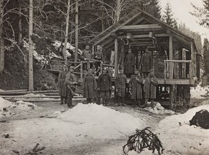 Album "Meine weltkriegs - Erinnerungen South-West Front (Carinzia, Italia, Trentino-Alto Adige) 31/03/1915-12/11/1918 - Josef Zohles Wien": soldati davanti a una cabina da Josef Zohles