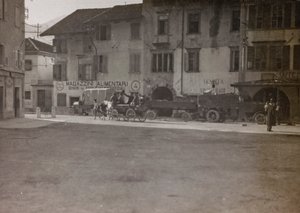Album "Meine weltkriegs - Erinnerungen South-West Front (Carinzia, Italia, Trentino-Alto Adige) 31/03/1915-12/11/1918 - Josef Zohles Wien": mezzi militari in una piazza