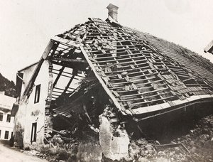 Album "Meine weltkriegs - Erinnerungen South-West Front (Carinzia, Italia, Trentino-Alto Adige) 31/03/1915-12/11/1918 - Josef Zohles Wien": macerie di una casa a Ugovizza da Josef Zohles