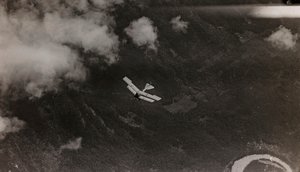 Album "Meine weltkriegs - Erinnerungen South-West Front (Carinzia, Italia, Trentino-Alto Adige) 31/03/1915-12/11/1918 - Josef Zohles Wien": un aereo austriaco sorvola