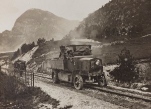 Album "Meine weltkriegs - Erinnerungen South-West Front (Carinzia, Italia, Trentino-Alto Adige) 31/03/1915-12/11/1918 - Josef Zohles Wien": veicoli militari lungo la strada