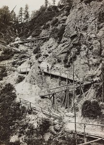 Album "Meine weltkriegs - Erinnerungen Front Sud-Ovest (Carinzia, Italia, Trentino-Alto Adige) 31/03/1915-12/11/1918 - Josef Zohles Wien": passerelle di legno verso le montagne da Josef Zohles