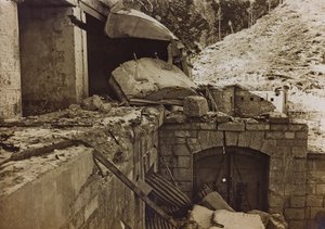 Album "Meine weltkriegs - Erinnerungen South-West Front (Carinzia, Italia, Trentino-Alto Adige) 31/03/1915-12/11/1918 - Josef Zohles Wien": macerie di una fabbrica da Josef Zohles