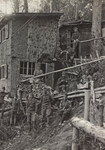 Album "Meine weltkriegs - Erinnerungen South-West Front (Carinzia, Italia, Trentino-Alto Adige) 31/03/1915-12/11/1918 - Josef Zohles Wien": campo militare (foto b/n) da Josef Zohles