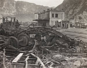 Album "Meine weltkriegs - Erinnerungen South-West Front (Carinzia, Italia, Trentino-Alto Adige) 31/03/1915-12/11/1918 - Josef Zohles Wien": macerie e rottami a una stazione (foto b/n)