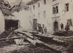 Album "Meine weltkriegs - Erinnerungen South-West Front (Carinzia, Italia, Trentino-Alto Adige) 31/03/1915-12/11/1918 - Josef Zohles Wien": soldati e macerie a Valbruna (foto b/n) da Josef Zohles