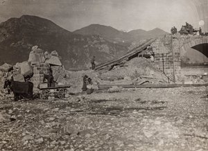 Album "Meine weltkriegs - Erinnerungen South-West Front (Carinzia, Italia, Trentino-Alto Adige) 31/03/1915-12/11/1918 - Josef Zohles Wien": macerie di un ponte sul Tagliamento (foto b/n)