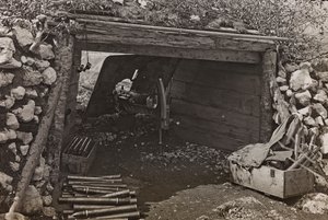 Album "Meine weltkriegs - Erinnerungen South-West Front (Carinzia, Italia, Trentino-Alto Adige) 31/03/1915-12/11/1918 - Josef Zohles Wien": deposito militare (foto b/n)