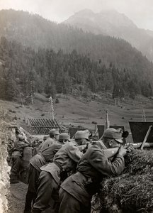 Album "Meine weltkriegs - Erinnerungen South-West Front (Carinzia, Italia, Trentino-Alto Adige) 31/03/1915-12/11/1918 - Josef Zohles Wien": soldati nelle trincee