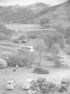 Un gruppo di auto parcheggiate a Rydal Water