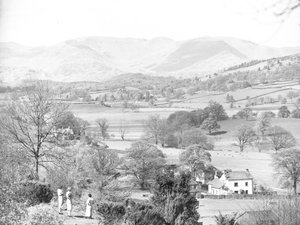 Tre donne in piedi che guardano il lago di Esthwaite, con le colline sullo sfondo