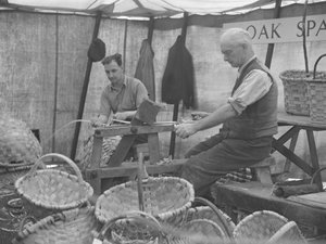 Due cestai alle cavalle durante una mostra da Joseph Hardman